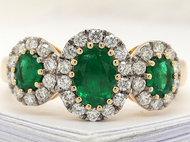 Gold ring with diamonds and emeralds Code: 18m