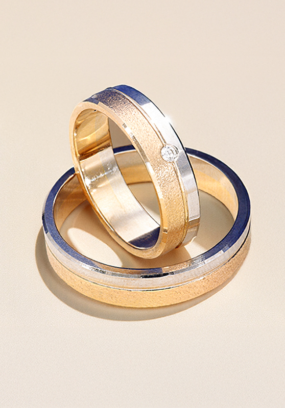 Isegi kõige suuremad armastuslood algavad pisikesest, kuid sügavalt tähendusrikkast detailist – sõrmusest.💍 Südamemaja podcasti värskes episoodis sukeldume kihl